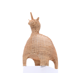 Panier licorne Kylan en rotin naturel tressé à la main sur fond blanc