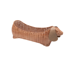 Sossi - Panier teckel en rotin naturel et oreilles en cuir sur fond transparent – Produit artisanal fait à la main · Kuênia
