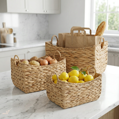 Boba - Set de 3 paniers en jacinthe d'eau tressée main – mise en scène – Produit artisanal fait à la main · Kuênia