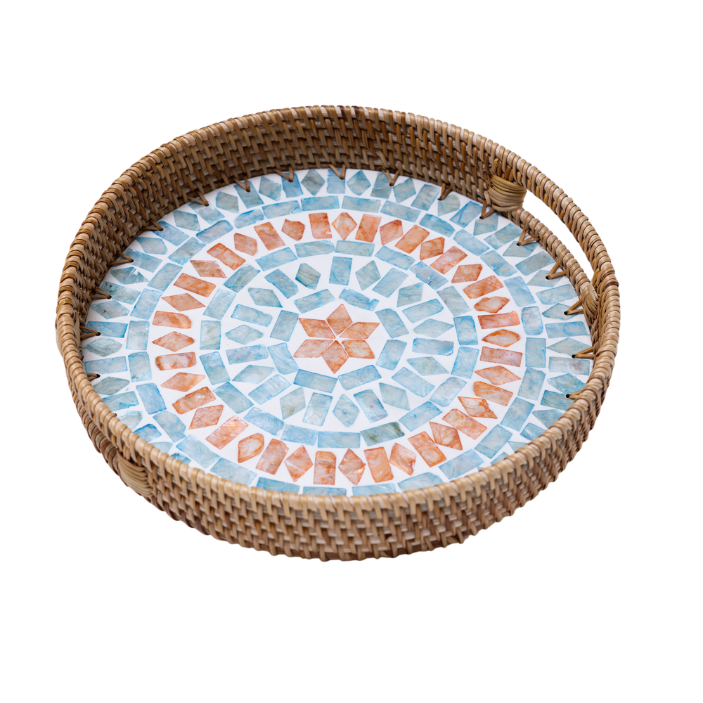 Embrasia - Plateau rond en rotin et nacre fait main sur fond transparent – Produit artisanal fait à la main · Kuênia