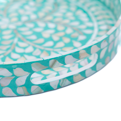 Lagonis - Grand plateau rond tout nacre, fond lagon turquoise et pétales irisés – vue 2 – Produit artisanal fait à la main · Kuênia