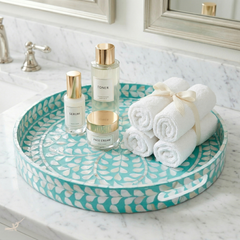Lagonis - Grand plateau rond tout nacre, fond lagon turquoise et pétales irisés – vue d'ambiance – Produit artisanal fait à la main · Kuênia