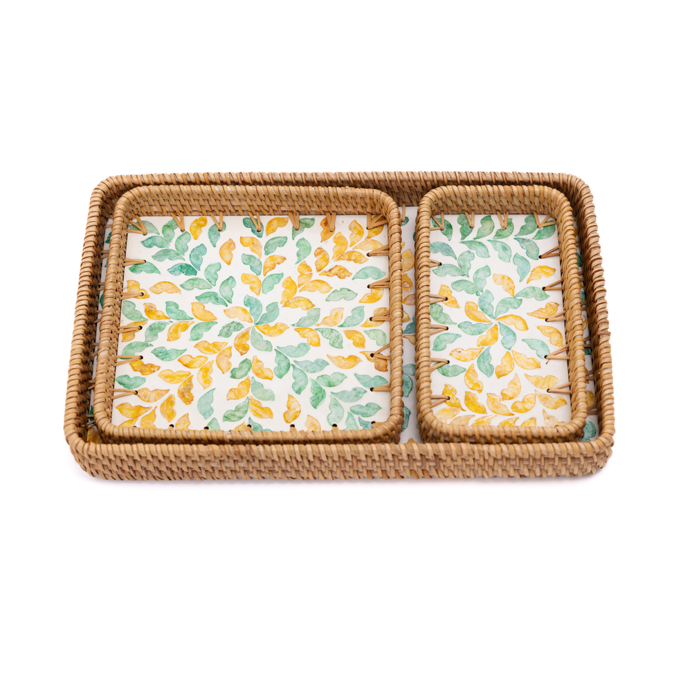Autonia - Set de 3 plateaux rectangulaires en rotin et nacre fait main, motif feuillage automnal – vue 3 – Produit artisanal fait à la main · Kuênia