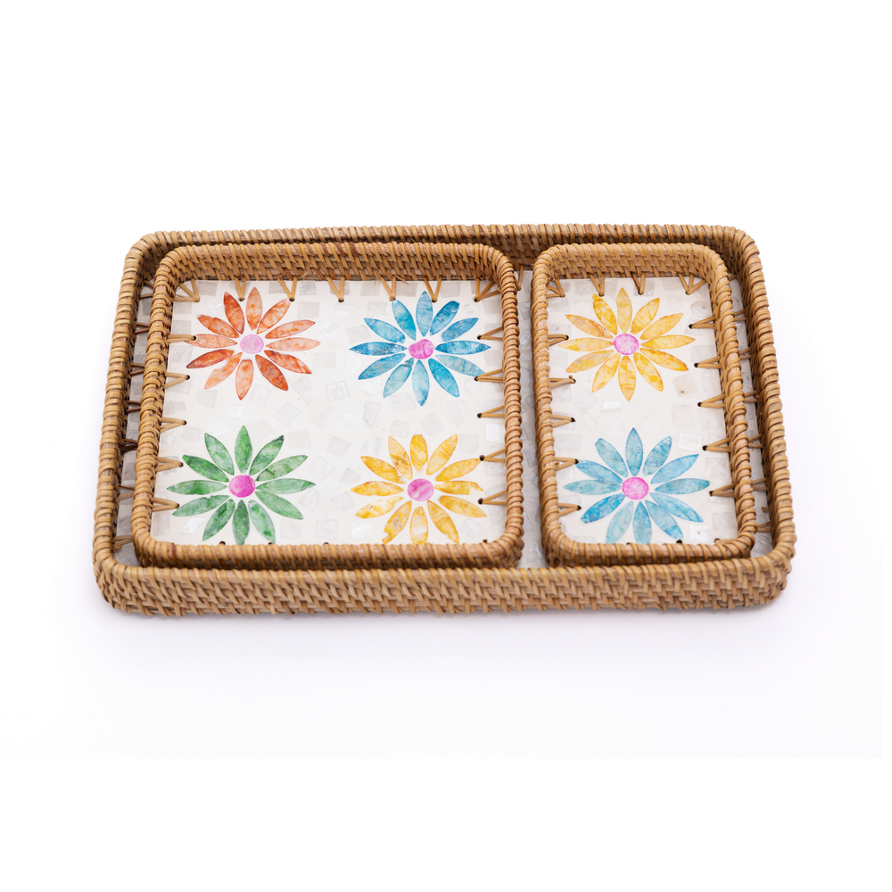 Printania - Set de 3 plateaux rectangulaires en rotin et nacre fait main, motif floral multicolore – vue 3 – Produit artisanal fait à la main · Kuênia