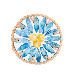 Rayons de Bleuet - Set de 6 sous-verres en rotin et nacre fait main, motif floral bleu – vue 2 – Produit artisanal fait à la main · Kuênia