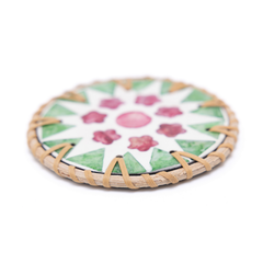 Ronde de Cerisier - Set de 6 sous-verres en rotin et nacre fait main, motif floral rose et vert – vue 3 – Produit artisanal fait à la main · Kuênia