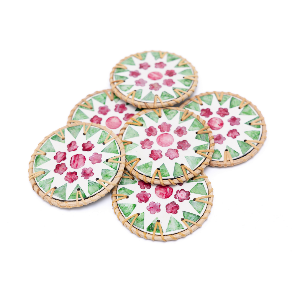 Ronde de Cerisier - Set de 6 sous-verres en rotin et nacre fait main, motif floral rose et vert – vue 4 – Produit artisanal fait à la main · Kuênia