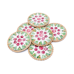 Ronde de Cerisier - Set de 6 sous-verres en rotin et nacre fait main, motif floral rose et vert – vue 4 – Produit artisanal fait à la main · Kuênia