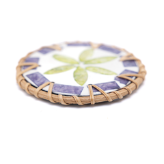 Étoile de Pervenche – Coffret de 6 sous-verres en rotin et nacre, avec couvercle, motif floral violet et vert – vue 3 – Produit artisanal fait à la main · Kuênia