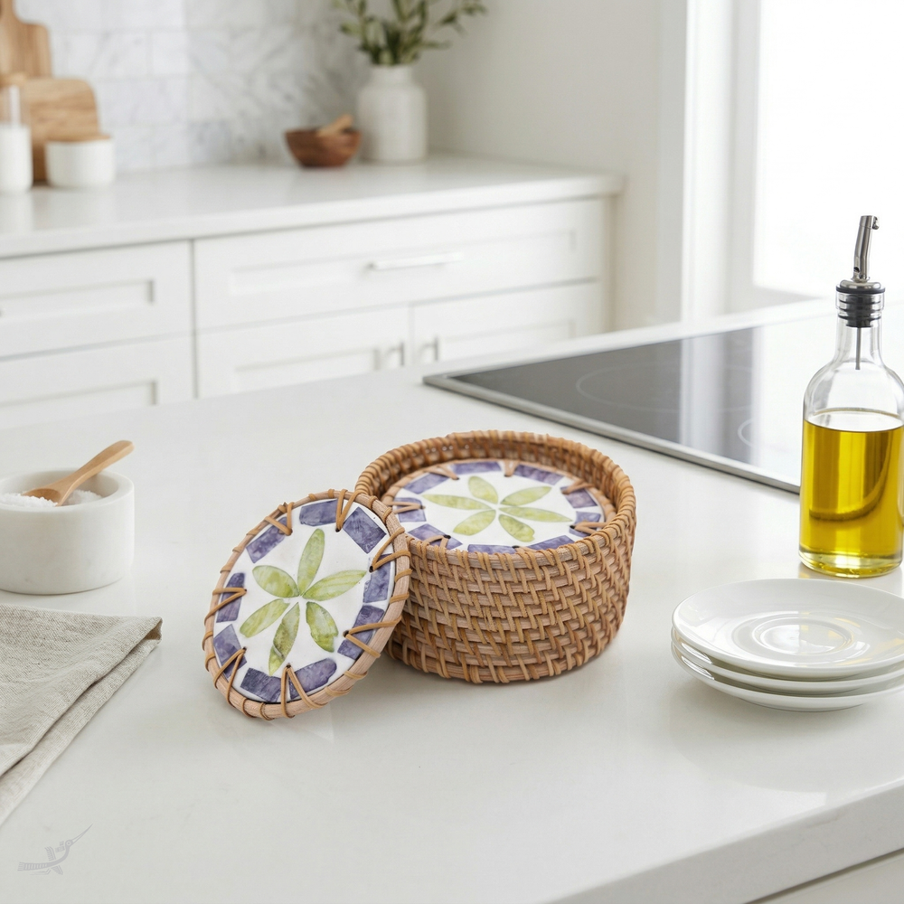 Étoile de Pervenche – Coffret de 6 sous-verres en rotin et nacre, avec couvercle, motif floral violet et vert – mise en scène – Produit artisanal fait à la main · Kuênia