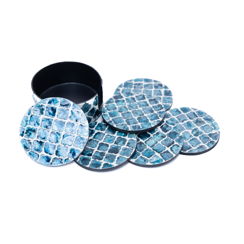 Alvéoles de Saphir - Coffret de 6 sous-verres tout nacre, motif bleu alvéolé – vue 4 – Produit artisanal fait à la main · Kuênia