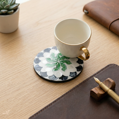Éclosion de Jade - Coffret de 6 sous-verres tout nacre, motif végétal vert et noir – vue de détail – Produit artisanal fait à la main · Kuênia