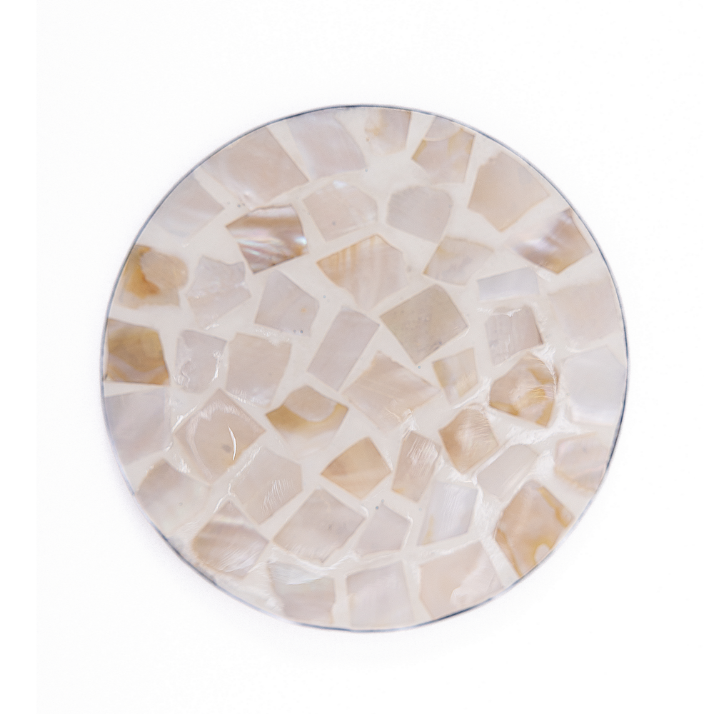 Écorces d'Ambre - Coffret de 6 sous-verres tout nacre, motif mosaïque blanc et ambré – vue 2 – Produit artisanal fait à la main · Kuênia