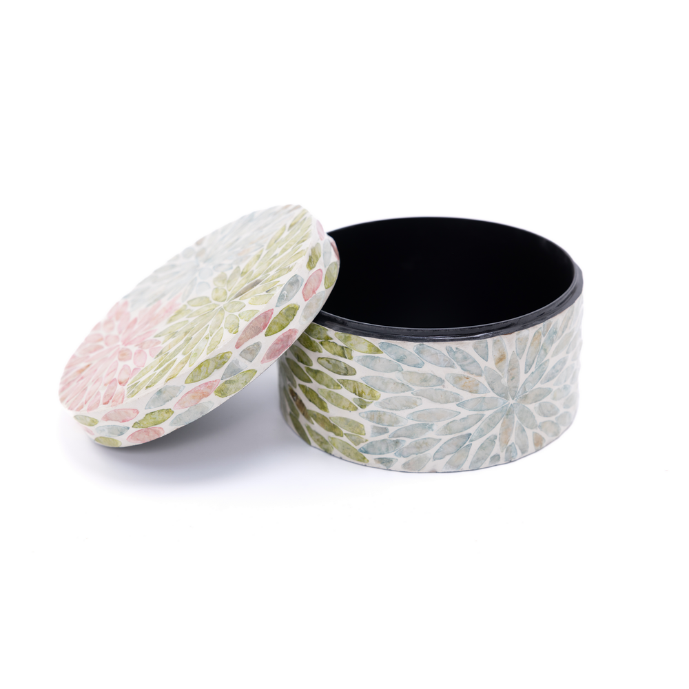 Le Jardin Secret - Boîte décorative ronde en nacre, motif fleuri pastel – Produit artisanal fait à la main · Kuênia