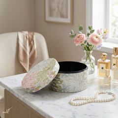 Le Jardin Secret - Boîte décorative ronde en nacre, motif fleuri pastel – Produit artisanal fait à la main · Kuênia