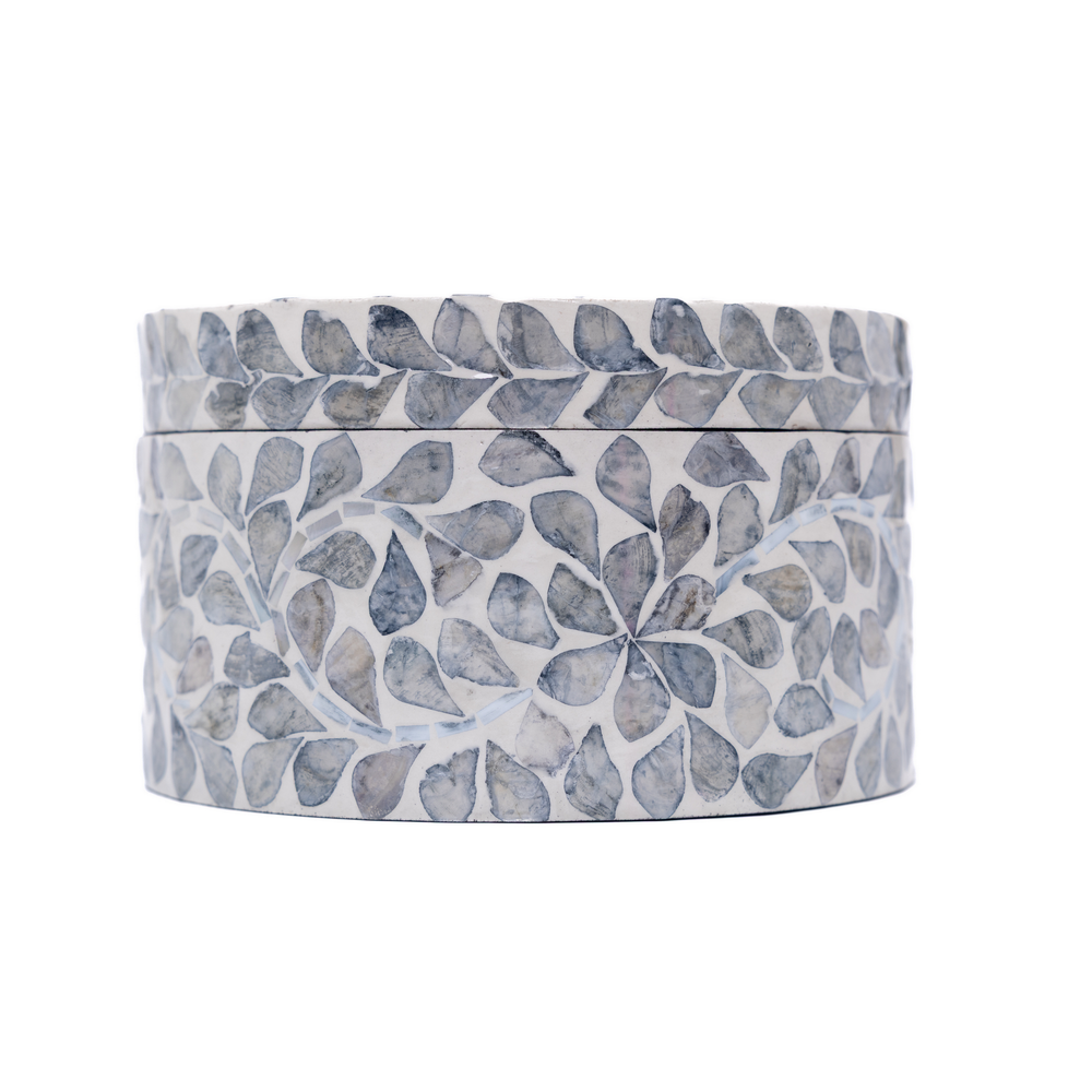 L'Écrin du Temps – Boîte décorative ronde en nacre, motif fleuri intemporel – vue 2 – Produit artisanal fait à la main · Kuênia