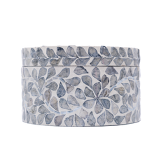 L'Écrin du Temps – Boîte décorative ronde en nacre, motif fleuri intemporel – vue 2 – Produit artisanal fait à la main · Kuênia