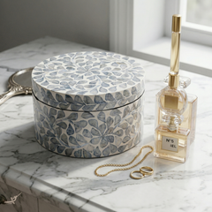 L'Écrin du Temps – Boîte décorative ronde en nacre, motif fleuri intemporel – mise en scène – Produit artisanal fait à la main · Kuênia