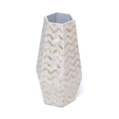 Prisma Alto - Vase haut prismatique en marqueterie de nacre, motif chevrons dorés – vue 2 – Produit artisanal fait à la main · Kuênia