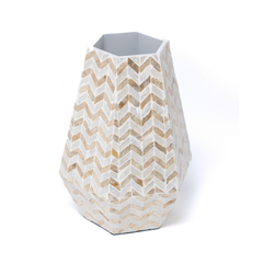 Prisma Largo - Vase large prismatique en marqueterie de nacre, motif chevrons dorés – vue 2 – Produit artisanal fait à la main · Kuênia