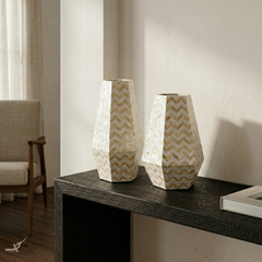 Vases prismatiques en marqueterie de nacre, motif chevrons dorés – mise en scène (Prisma Alto & Largo) – Produit artisanal fait à la main · Kuênia