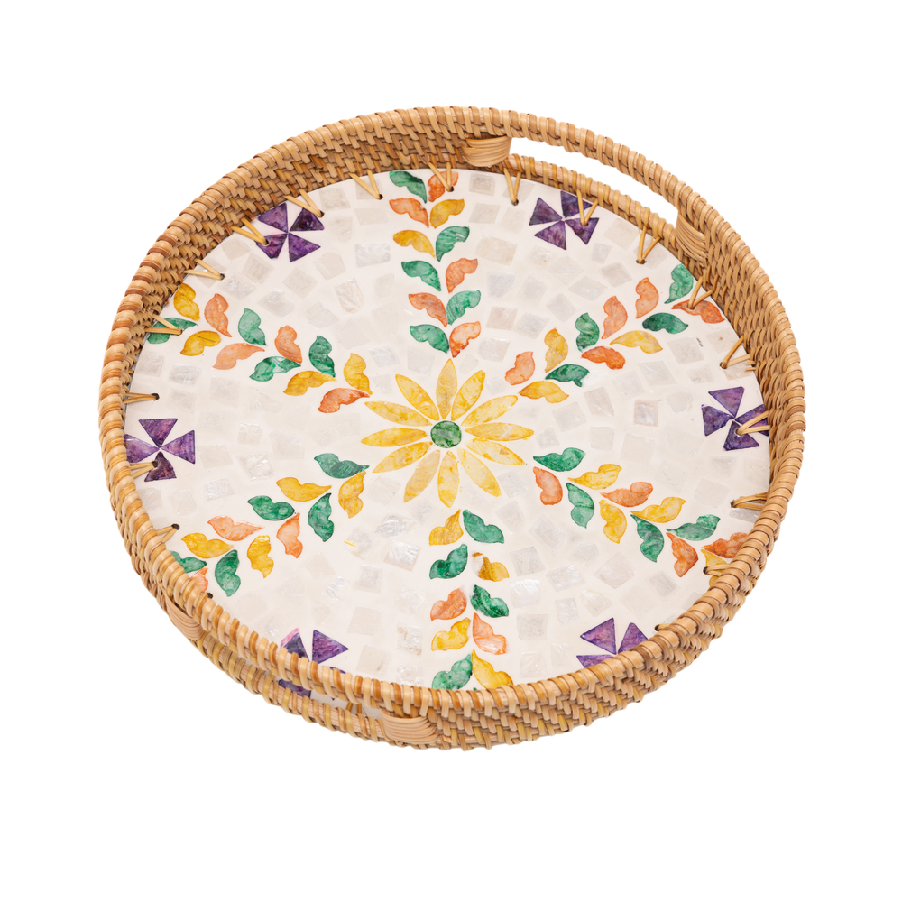 Floretia - Plateau rond en rotin et nacre fait main, motif floral multicouleur sur fond transparent – Produit artisanal fait à la main · Kuênia
