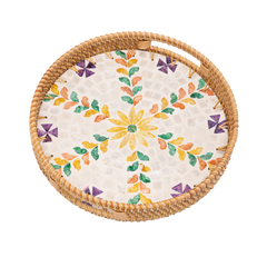 Floretia - Plateau rond en rotin et nacre fait main, motif floral multicouleur sur fond transparent – Produit artisanal fait à la main · Kuênia