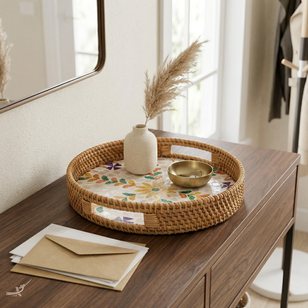 Floretia - Plateau rond en rotin et nacre fait main, motif floral multicouleur – vue d'usage – Produit artisanal fait à la main · Kuênia