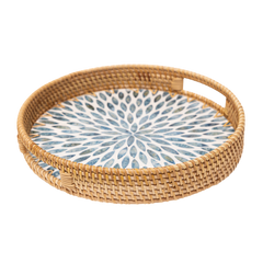 Mandalia - Plateau rond en rotin et nacre fait main, motif mandala bleu sur fond transparent – Produit artisanal fait à la main · Kuênia