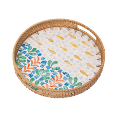Aquaria - Plateau rond en rotin et nacre fait main, motif corail et banc de poisson sur fond transparent – Produit artisanal fait à la main · Kuênia