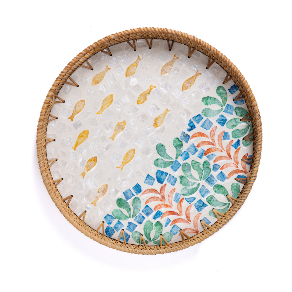 Aquaria - Plateau rond en rotin et nacre fait main, motif corail et banc de poisson – vue 2 – Produit artisanal fait à la main · Kuênia