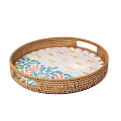 Aquaria - Plateau rond en rotin et nacre fait main, motif corail et banc de poisson – vue 3 – Produit artisanal fait à la main · Kuênia