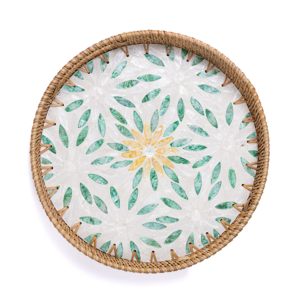 Gardenia - Plateau rond en rotin et nacre fait main, motif jardin fleuri – vue 2 – Produit artisanal fait à la main · Kuênia