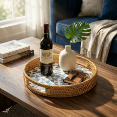 Volubia - Plateau rond en rotin et nacre fait main, motif feuillage volubile – mise en scène – Produit artisanal fait à la main · Kuênia