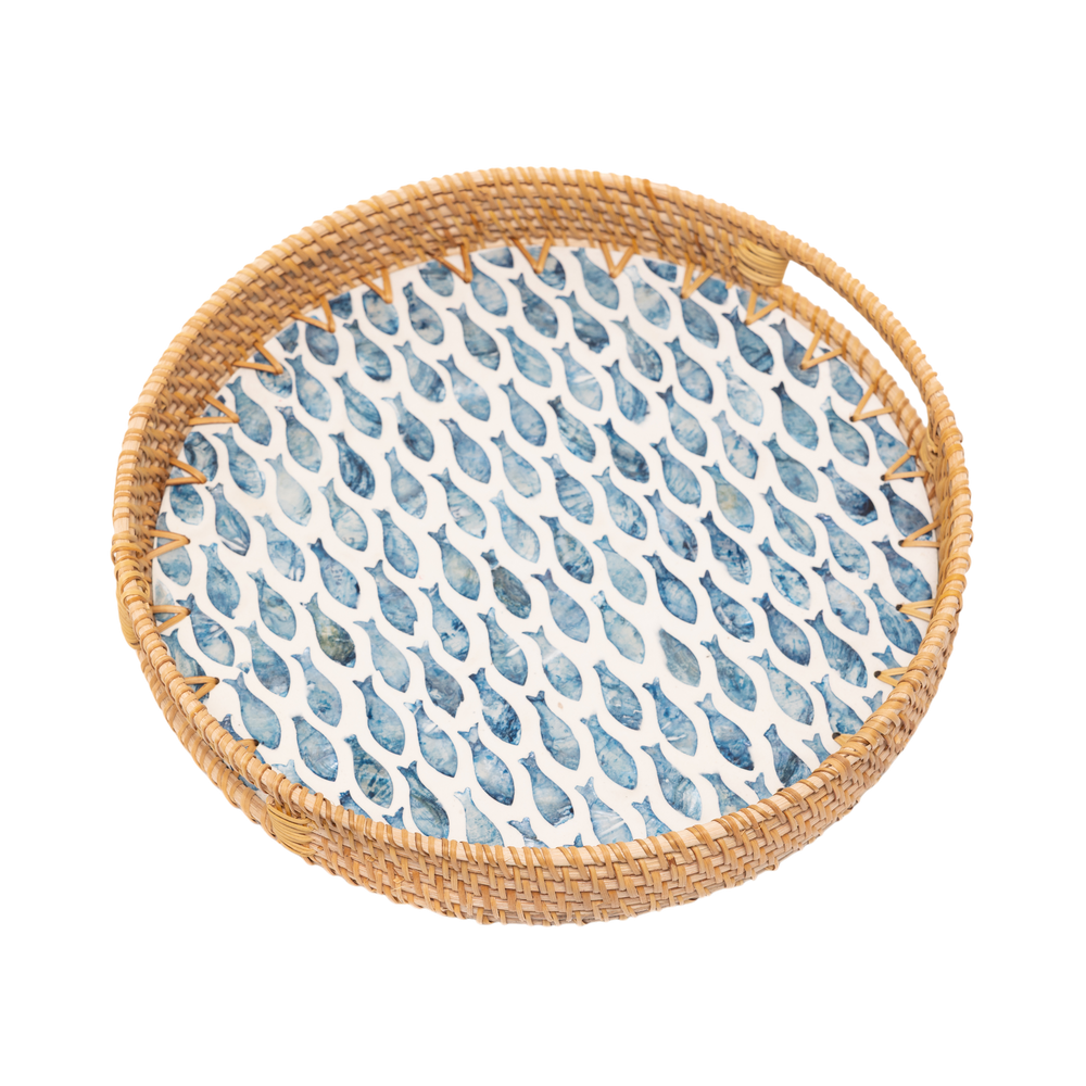 Escalia - Plateau rond en rotin et nacre fait main, motif banc de poissons sur fond transparent – Produit artisanal fait à la main · Kuênia