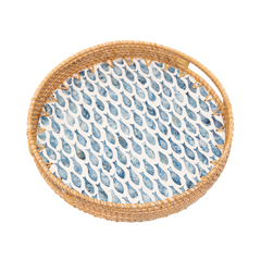 Escalia - Plateau rond en rotin et nacre fait main, motif banc de poissons sur fond transparent – Produit artisanal fait à la main · Kuênia