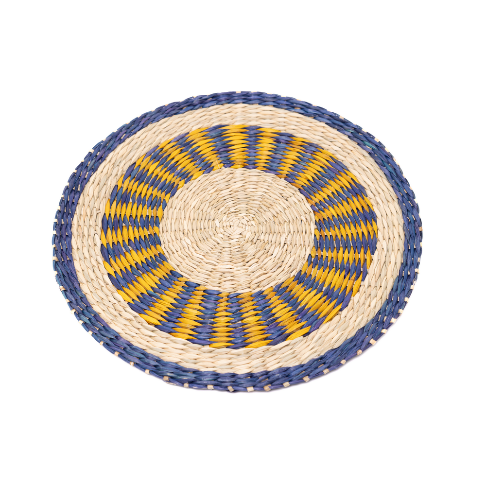 Oasis Marine - Set de table rond en jonc de mer tressé, motif bleu et jaune – vue 2 – Produit artisanal fait à la main · Kuênia