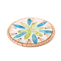 Valse de Nymphéa - Coffret de 6 sous-verres en rotin et nacre, motif végétal bleu et vert – vue 3 – Produit artisanal fait à la main · Kuênia