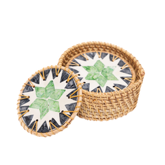 Prisme d'Agave – Coffret de 6 sous-verres en rotin et nacre, motif vert géométrique sur fond transparent – Produit artisanal fait à la main · Kuênia