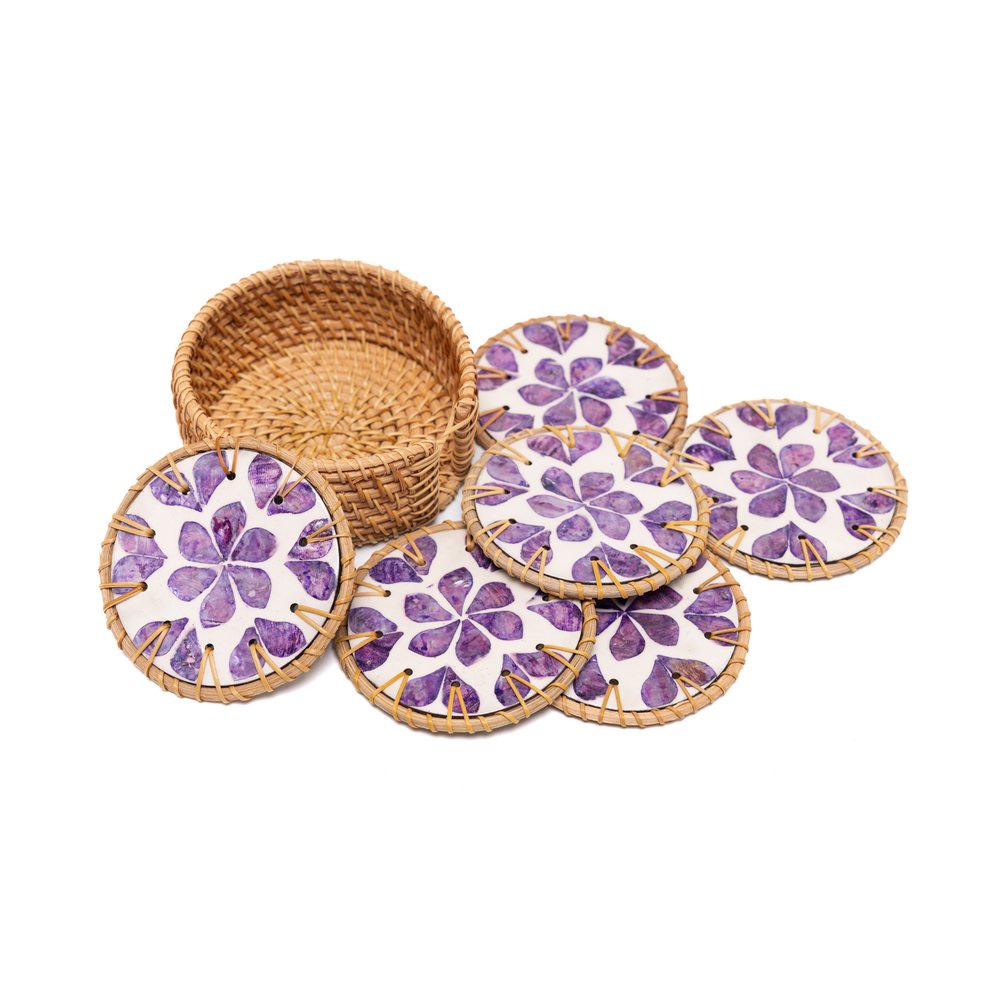Souffle de Violette - Coffret de 6 sous-verres en rotin et nacre, motif floral violet – vue 4 – Produit artisanal fait à la main · Kuênia