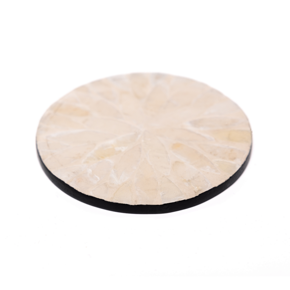 Reflets de Cristal - Coffret de 6 sous-verres tout nacre, motif floral translucide – vue 3 – Produit artisanal fait à la main · Kuênia