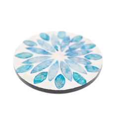 Corolle de Topaze - Coffret de 6 sous-verres tout nacre, motif floral bleu – vue 3 – Produit artisanal fait à la main · Kuênia