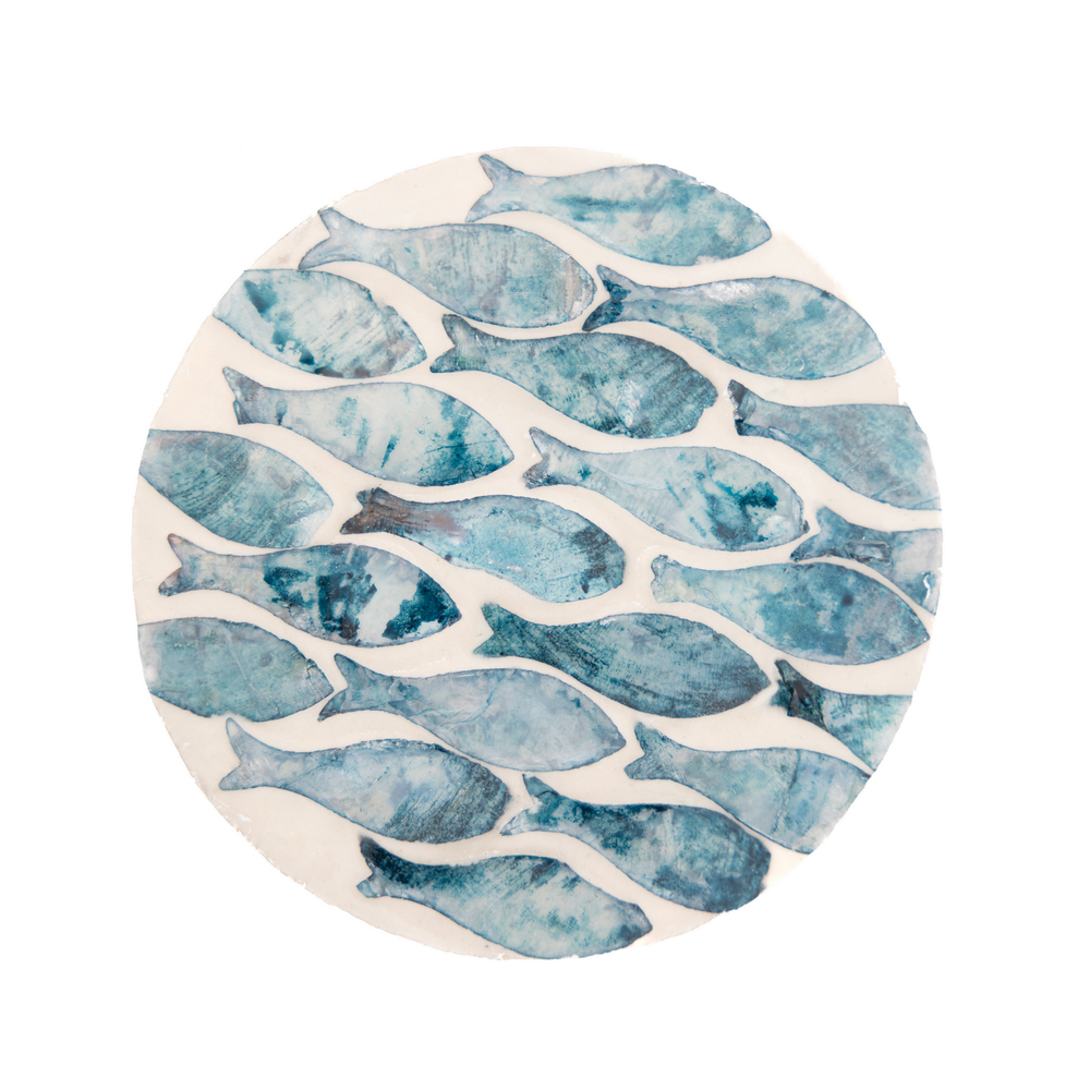 Écailles de Nacre – Coffret de 6 sous-verres tout nacre, motif banc de poissons – vue 2 – Produit artisanal fait à la main · Kuênia