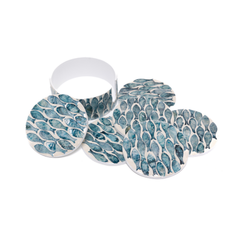 Écailles de Nacre – Coffret de 6 sous-verres tout nacre, motif banc de poissons – vue 4 – Produit artisanal fait à la main · Kuênia