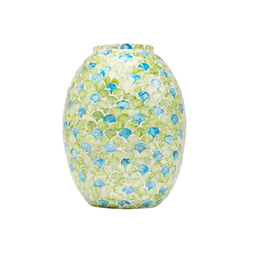 Sirena - Vase galbé en marqueterie de nacre, motif écailles vertes et bleues sur fond transparent – Produit artisanal fait à la main · Kuênia