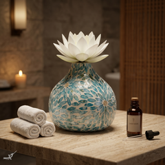 Celesto - Vase décoratif goutte d'eau en marqueterie de nacre bleue, motif floral – vue d'ambiance – Produit artisanal fait à la main · Kuênia