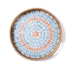 Embrasia - Plateau rond en rotin et nacre fait main – Produit artisanal fait à la main · Kuênia