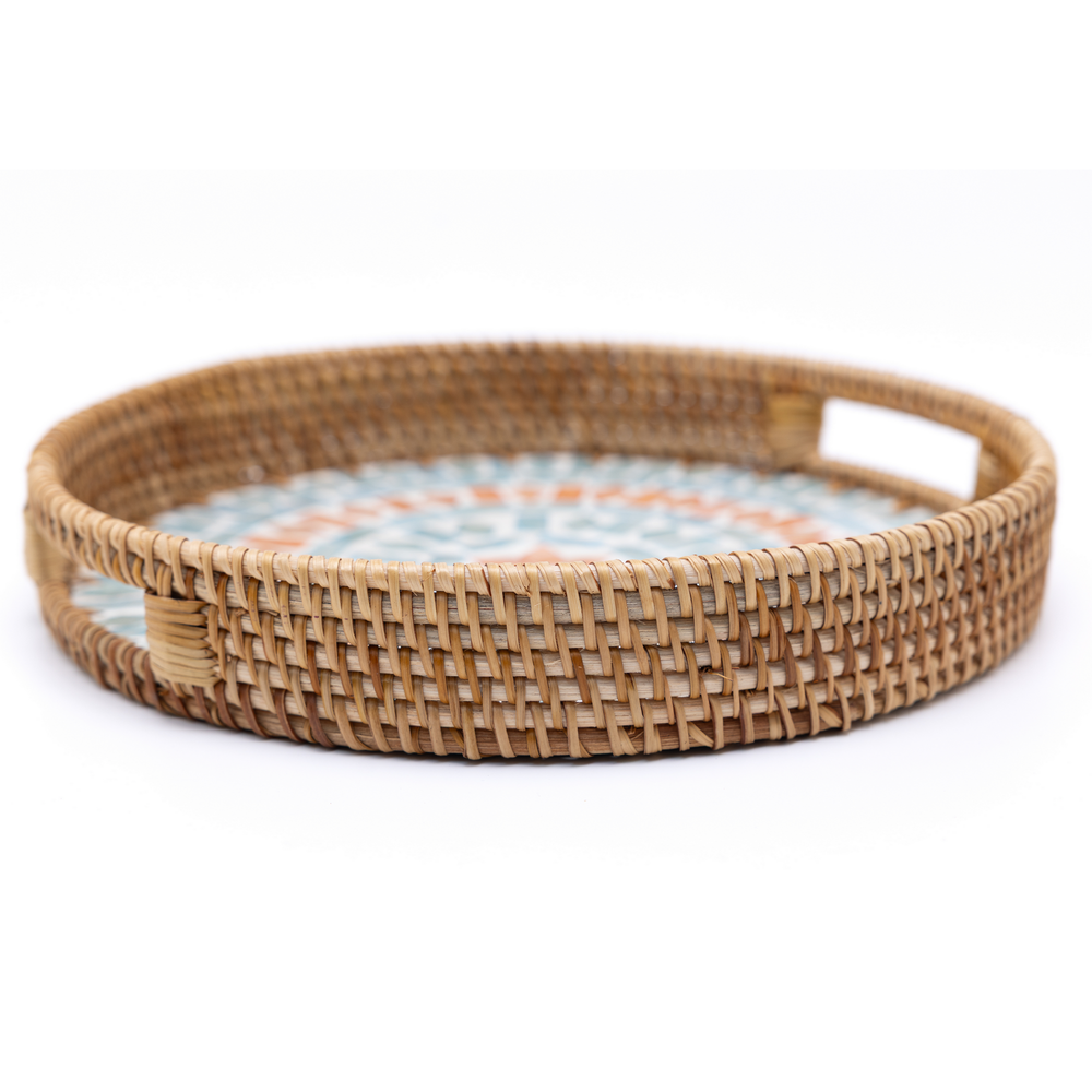 Embrasia - Plateau rond en rotin et nacre fait main – vue 3 – Produit artisanal fait à la main · Kuênia