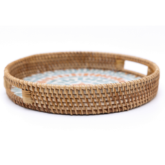 Embrasia - Plateau rond en rotin et nacre fait main – vue 3 – Produit artisanal fait à la main · Kuênia