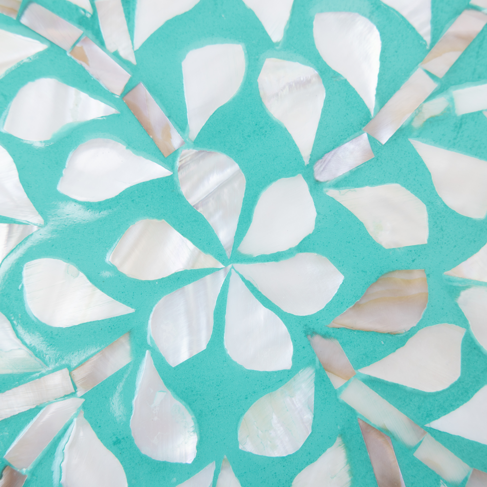Lagonis - Grand plateau rond tout nacre, fond lagon turquoise et pétales irisés – vue 3 – Produit artisanal fait à la main · Kuênia